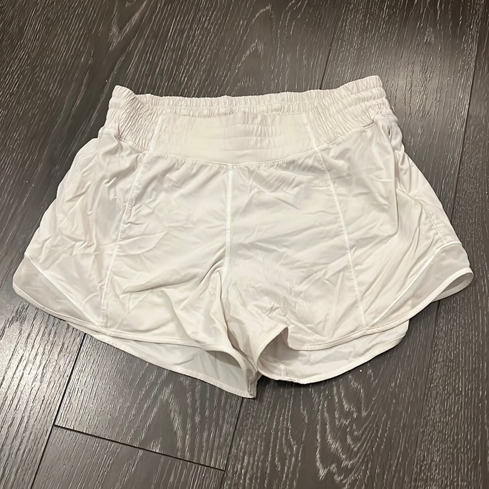 lulu lemon white hotty hot 4in shorts